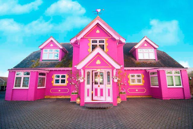 Dành 10 năm để biến ngôi nhà bình thường của mình thành một cung điện màu hồng với giá cho thuê 70 triệu đồng mỗi đêm - 1