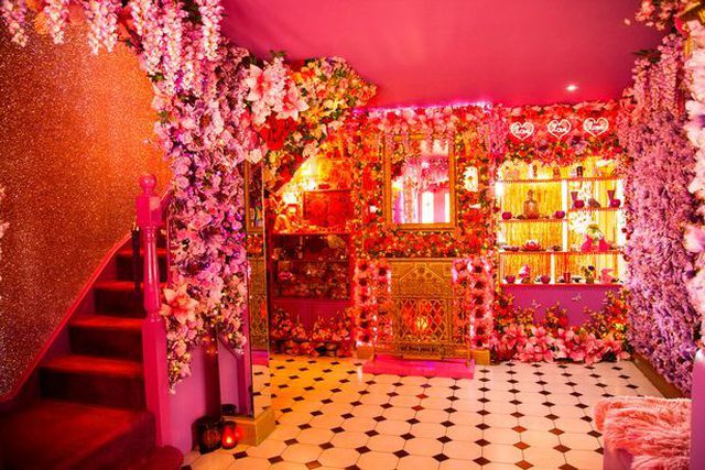 Dành 10 năm để biến ngôi nhà bình thường của mình thành một cung điện màu hồng với giá cho thuê 70 triệu đồng mỗi đêm - 3
