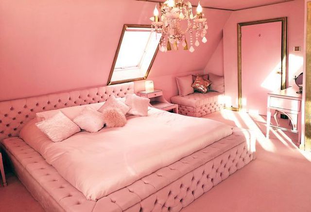Dành 10 năm để biến ngôi nhà bình thường của mình thành một cung điện màu hồng với giá cho thuê 70 triệu đồng mỗi đêm - 4