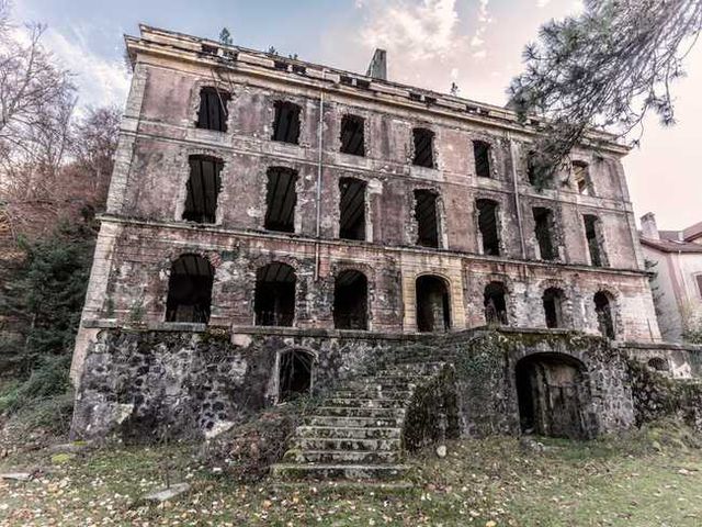 Khung cảnh ám ảnh tại những dinh thự bỏ hoang từng là biểu tượng của giàu có - 13