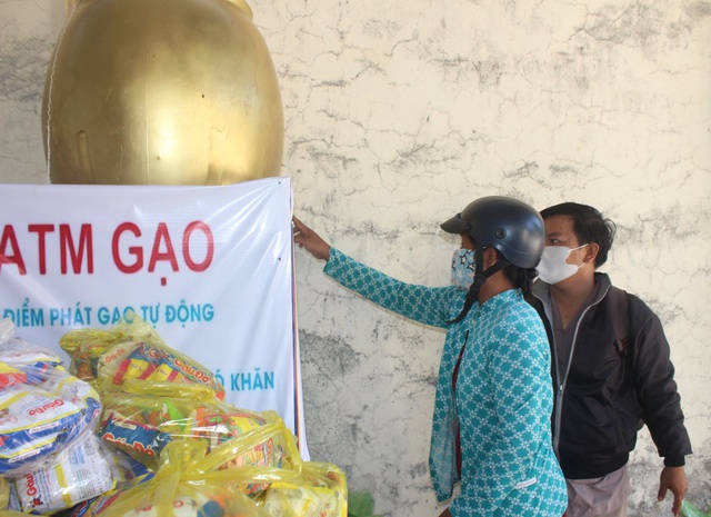 Bạc Liêu: “Cây ATM gạo” di động đến chùa hỗ trợ bà con lao động nghèo - 3