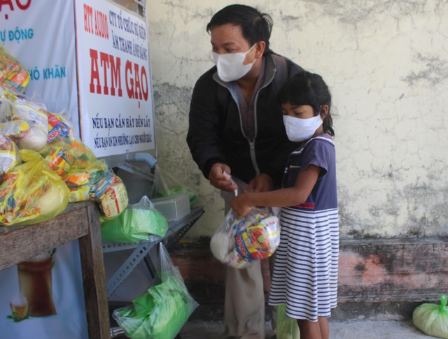 Bạc Liêu: “Cây ATM gạo” di động đến chùa hỗ trợ bà con lao động nghèo - 5