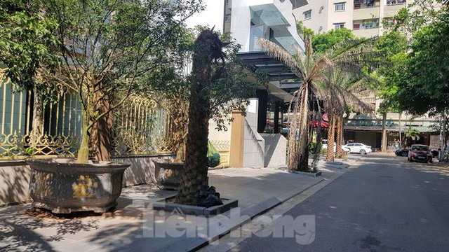 Cận cảnh biệt thự đô thị mẫu Hà Nội đua nhau thay cây xanh, lát vỉa hè sai quy hoạch - 13